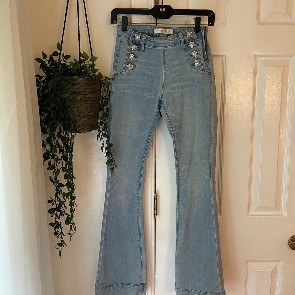 I & M JEANS - Lightwash button high waist style in size 1